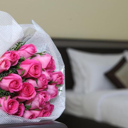 Pleasant Days Hotel Madras Buitenkant foto