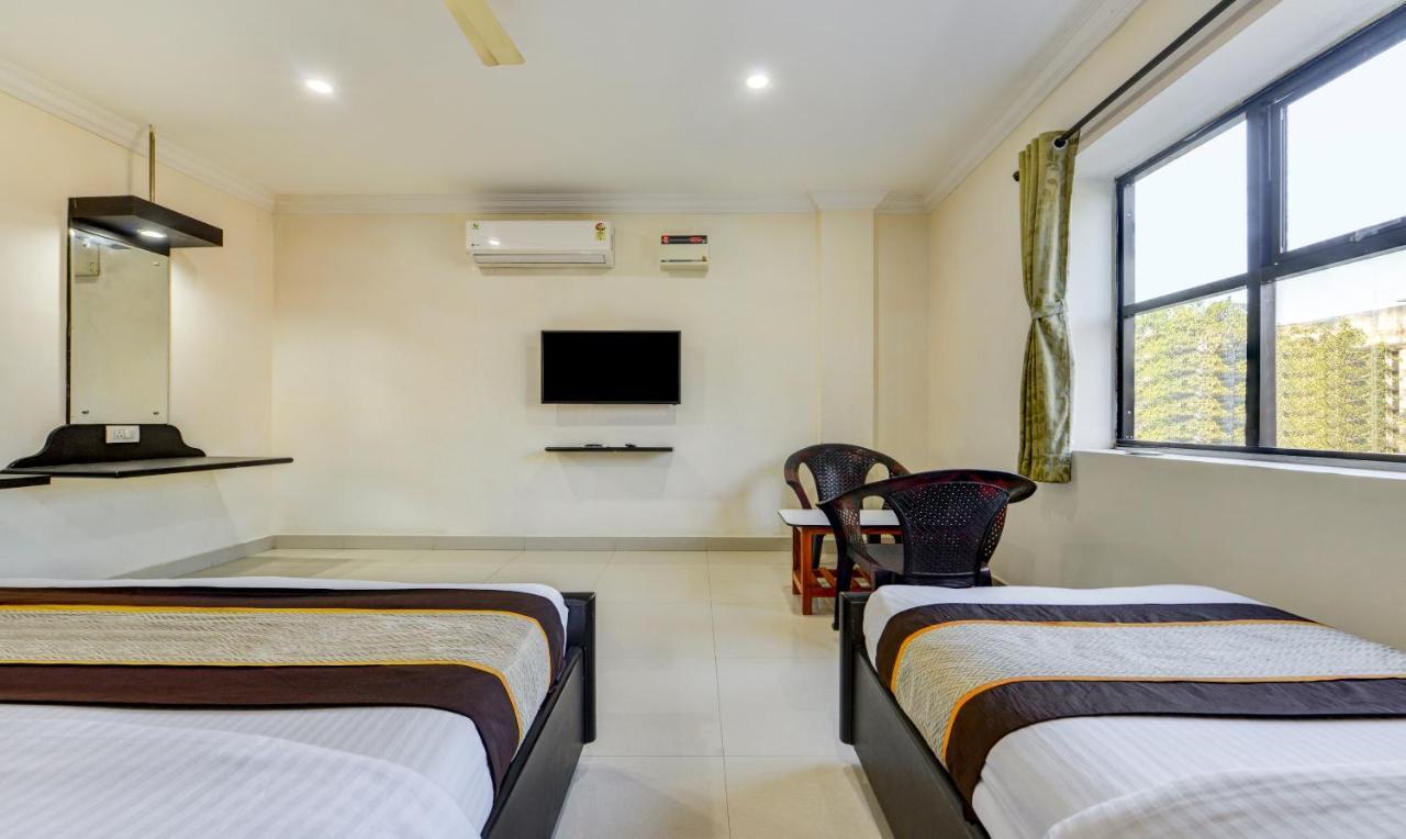 Pleasant Days Hotel Madras Buitenkant foto