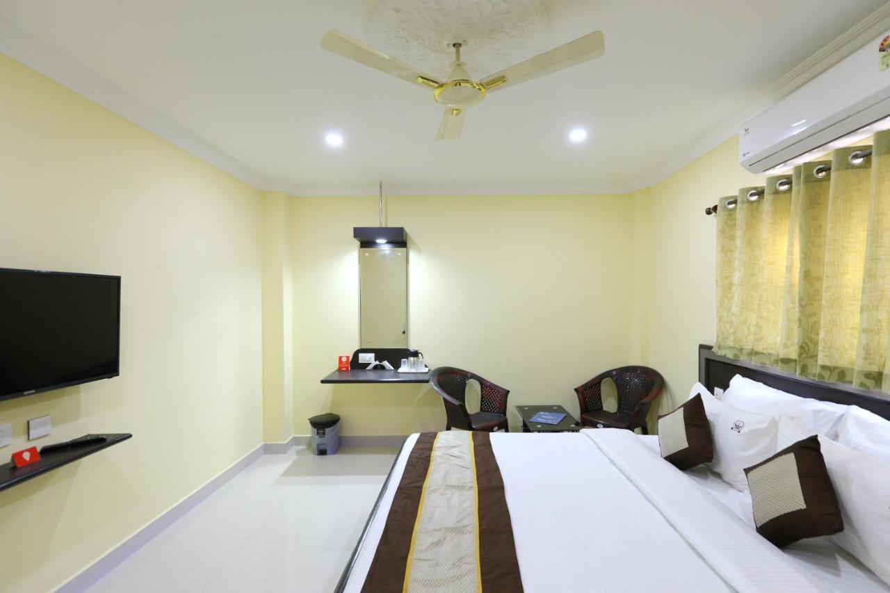 Pleasant Days Hotel Madras Buitenkant foto