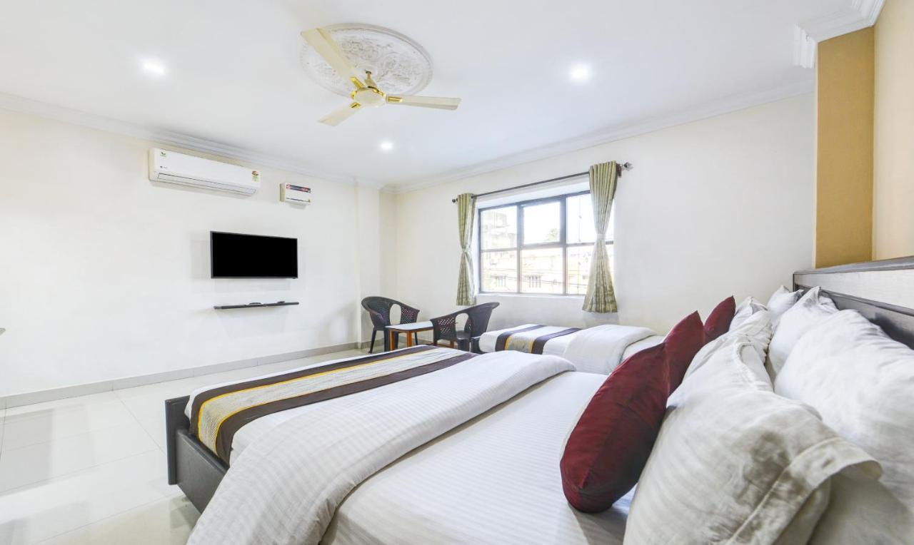 Pleasant Days Hotel Madras Buitenkant foto