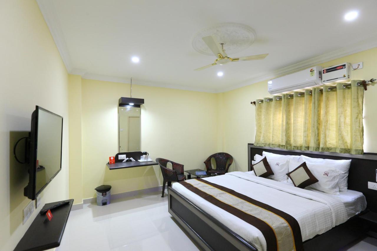Pleasant Days Hotel Madras Buitenkant foto