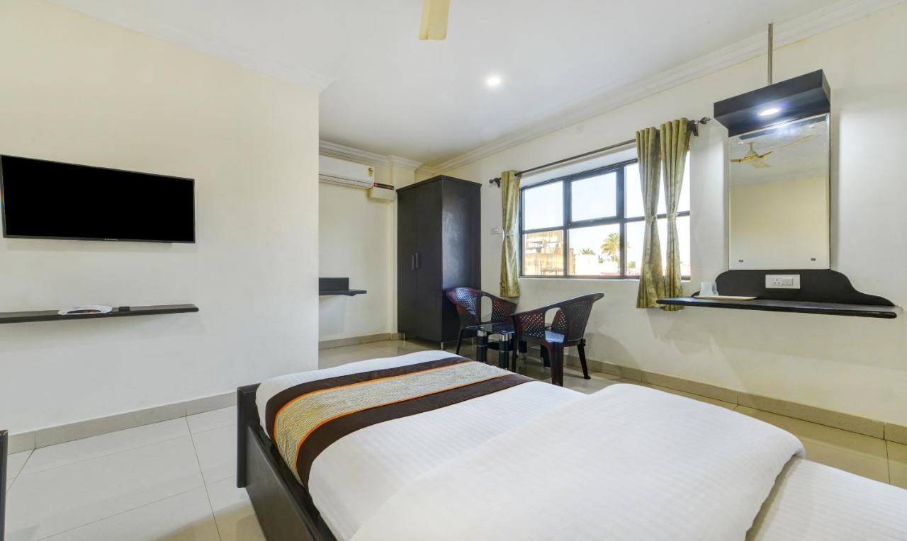 Pleasant Days Hotel Madras Buitenkant foto