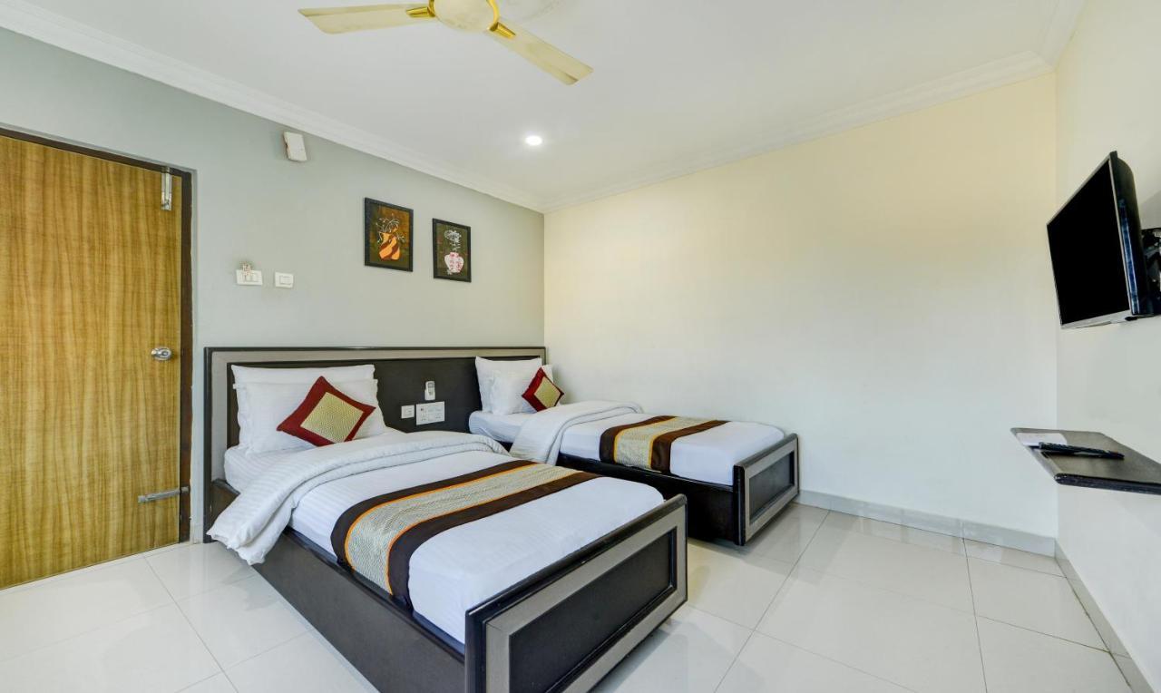 Pleasant Days Hotel Madras Buitenkant foto