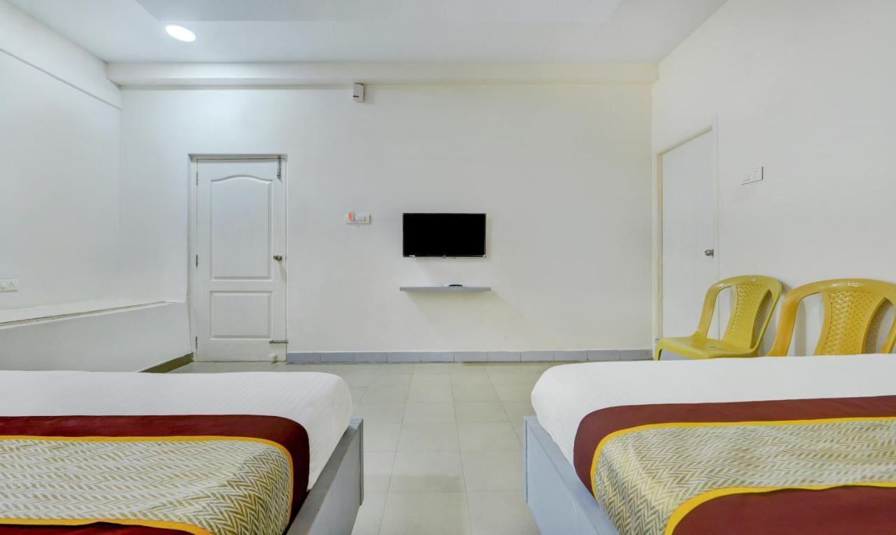 Pleasant Days Hotel Madras Buitenkant foto