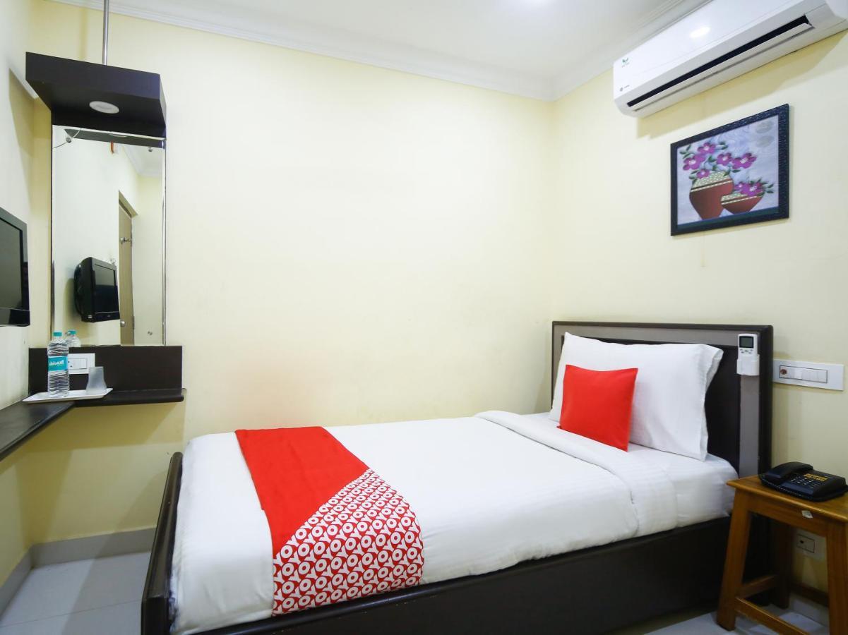 Pleasant Days Hotel Madras Buitenkant foto