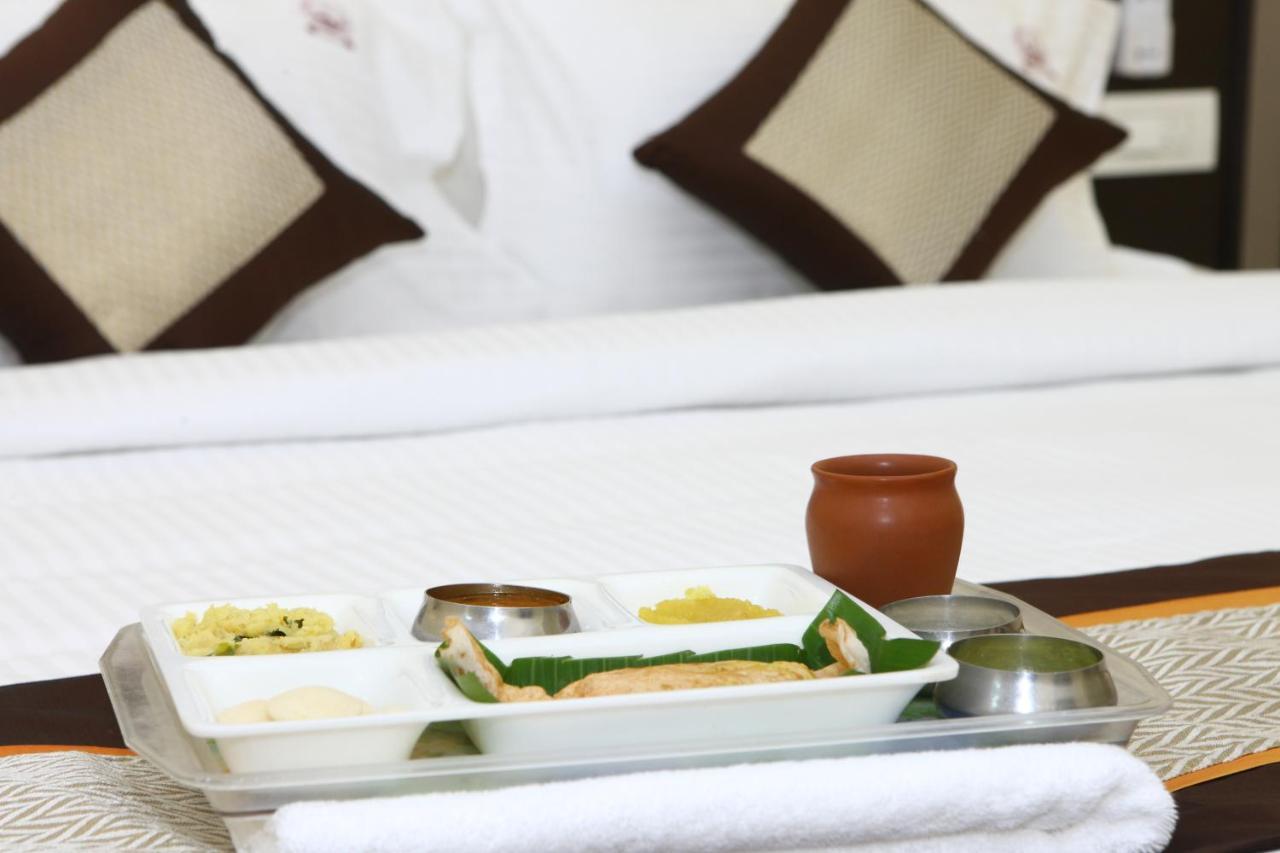 Pleasant Days Hotel Madras Buitenkant foto